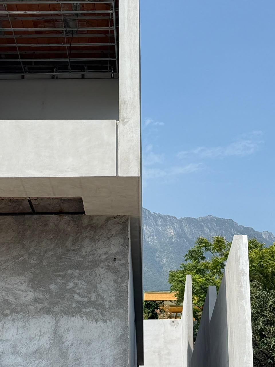 Estructura de concreto con vista a montañas y cielo azul